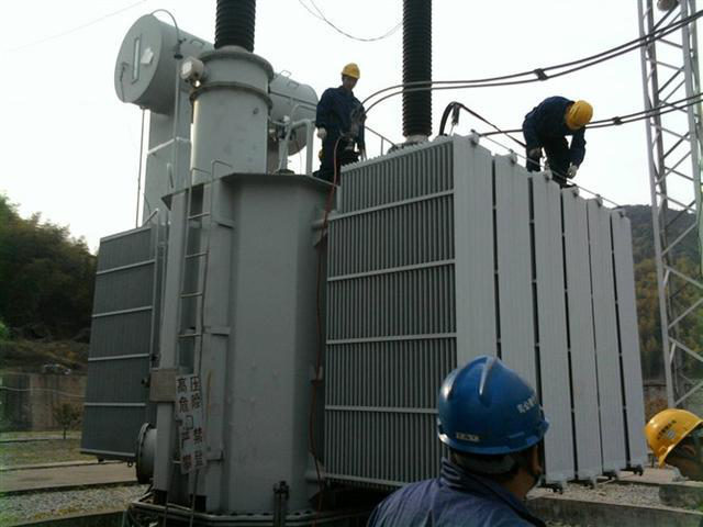 作業(yè)人員安全保護繩系在安全水平保護繩上，確保在變壓器本體上移動始終不會失去保護。