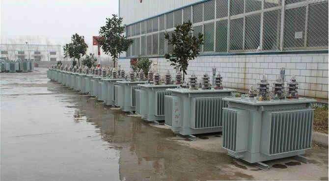 油浸式變壓器的保養(yǎng)如何去做？預(yù)防滲漏油：油浸式變壓器在油箱內(nèi)充滿變壓器油，裝配中依靠緊固件對耐油橡膠元件加壓而密封。